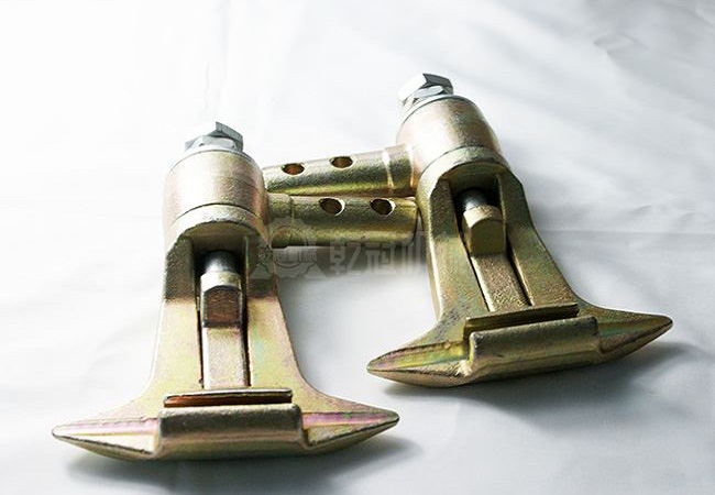 固定抱索器有哪些常見結構類型及其工作原理？